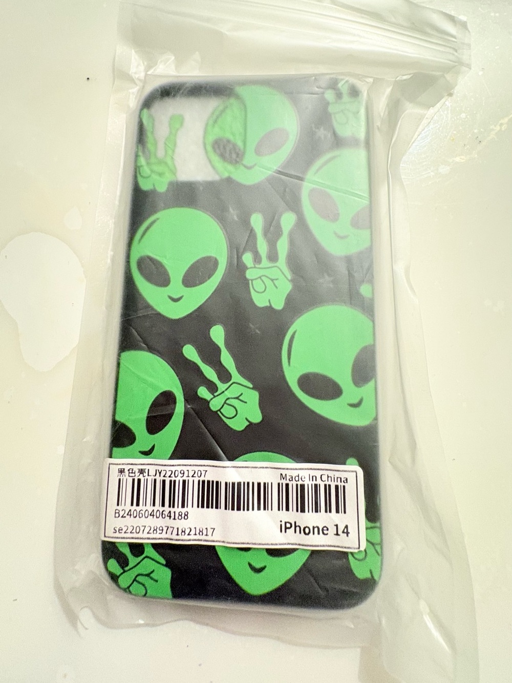 Alien Graphic Phone Case for iPhone 14 — Black & Green